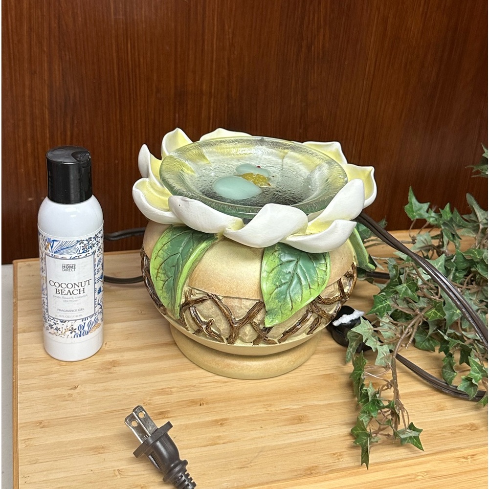 Home interiors Retired fragrance warmer magnolia shaped